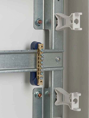 Шина нулевая ШНИ-6х9-8 У2-С на 2х угл. изол. IEK YNN10-69-8C2-K07 