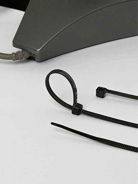 Хомут кабельный 2.5х150 нейл. черн. (уп.100шт) IEK UHH32-D025-150-100 