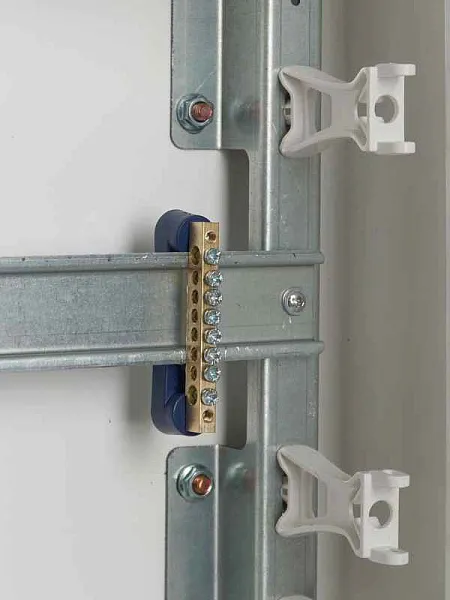 Шина нулевая ШНИ-6х9-8 У2-С на 2х угл. изол. IEK YNN10-69-8C2-K07 